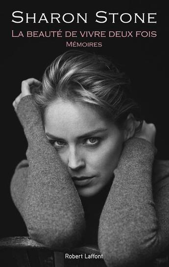 Couverture du livre « La beauté de vivre deux fois » de Sharon Stone aux éditions Robert Laffont