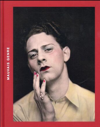 Couverture du livre « Mauvais genre ; les travestis à travers un siècle de photographie amateur » de Sebastien Lifshitz aux éditions Textuel