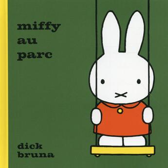 Couverture du livre « Miffy au parc » de Dick Bruna aux éditions Castelmore