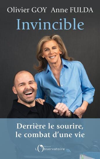 Couverture du livre « Invincible : derrière le sourire, le combat d'une vie » de Anne Fulda et Olivier Goy aux éditions L'observatoire