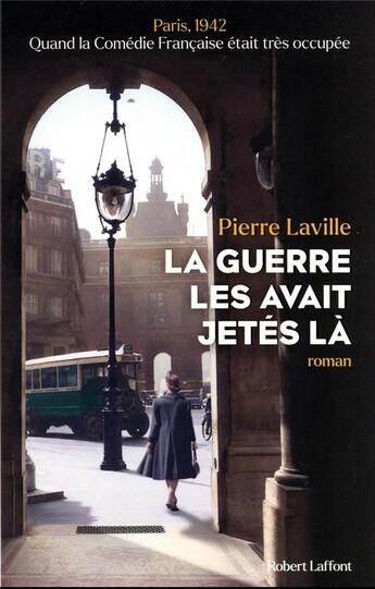 Couverture du livre « La guerre les avait jetés là » de Pierre Laville aux éditions Robert Laffont