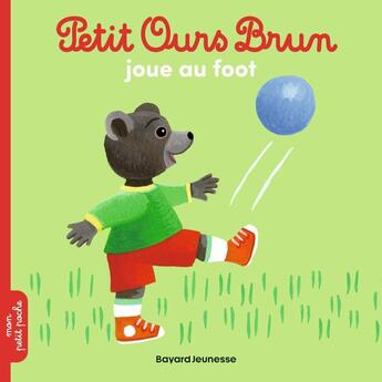 Couverture du livre « Petit Ours Brun joue au foot » de Marie Aubinais et Daniele Bour aux éditions Bayard Jeunesse