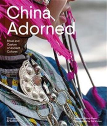 Couverture du livre « China adorned : ritual and custom of ancient cultures » de Qiyao Deng et Cat Vinton aux éditions Thames & Hudson