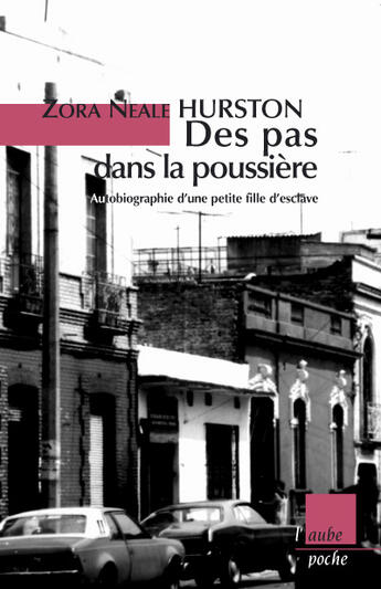 Couverture du livre « Des pas dans la poussiere ; autobiographie d'une petite fille d'esclaves » de Zora Neale Hurston aux éditions Editions De L'aube