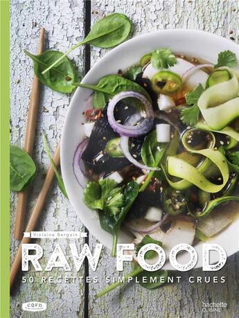 Couverture du livre « Raw food ; 50 recettes simplement crues » de Violaine Bergoin aux éditions Hachette Pratique