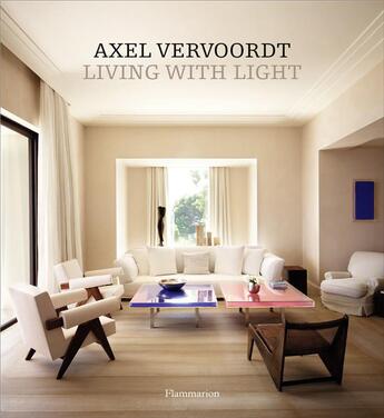 Couverture du livre « Living with light » de Axel Vervoordt et Laziz Hamani aux éditions Flammarion