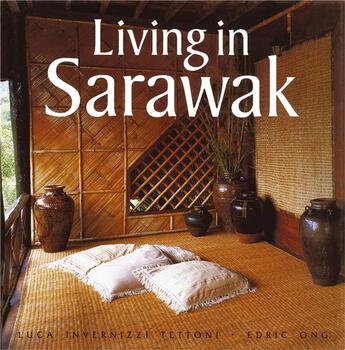 Couverture du livre « Living in sarawak » de Tettoni aux éditions Thames & Hudson