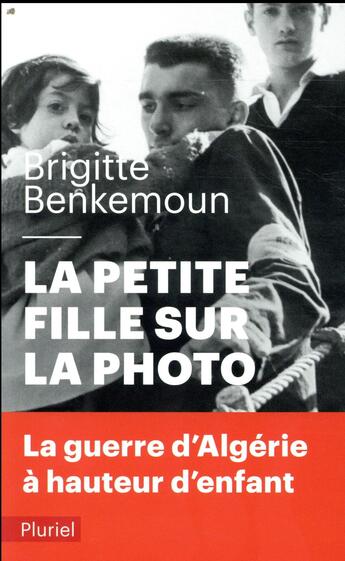 Couverture du livre « La petite fille sur la photo » de Brigitte Benkemoun aux éditions Pluriel