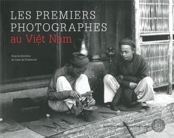 Couverture du livre « Les premiers photographes au Viet Nam » de  aux éditions Riveneuve