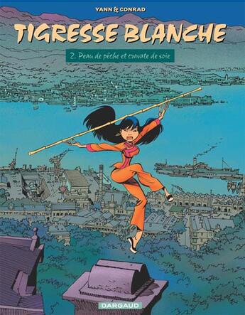 Couverture du livre « Tigresse blanche Tome 2 : peau de pêche et cravate de soie » de Yann et Didier Conrad aux éditions Dargaud