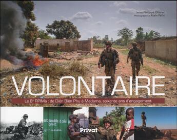 Couverture du livre « Volontaire ; le 8e RPIMA : de Diên Biên Phu à Bangui, soixante ans d'engagement » de Philippe Ollivier et Alain Felix aux éditions Privat