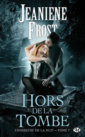 Couverture du livre « Chasseuse de la nuit Tome 7 : hors de la tombe » de Jeaniene Frost aux éditions Milady