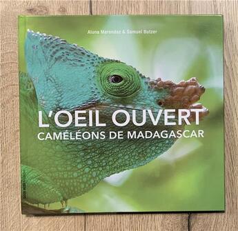 Couverture du livre « L'oeil ouvert : Tout savoir sur les caméléons de Madagascar (versin Franco/Malgache) » de Aluna Marendaz et Samuel Butzer aux éditions Good Heidi