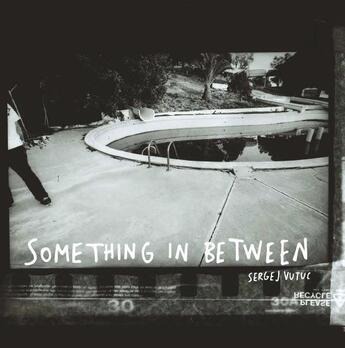 Couverture du livre « Something in between » de Sergej Vutuc aux éditions Snoeck