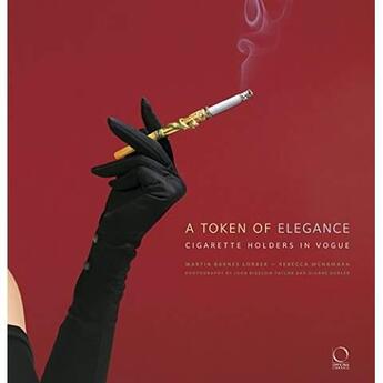 Couverture du livre « A token of elegance : cigarette holders in vogue » de Barnes Lorber Martin aux éditions Officina
