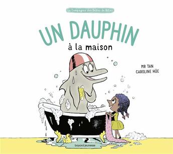 Couverture du livre « La compagnie des drôles de bêtes ; un dauphin à la maison » de Caroline Hue et M. Tan aux éditions Bayard Jeunesse