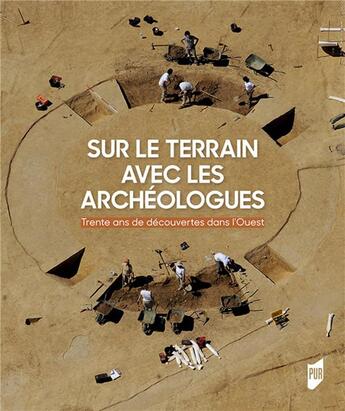 Couverture du livre « Sur le terrain avec les archéologues ; 30 ans de découvertes archéologiques dans l'Ouest de la France » de Gerard Aubin et Cyril Marcigny et Charles-Tanguy Le Roux aux éditions Pu De Rennes