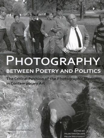 Couverture du livre « Photography between poetry and politics. the critical position of the photographic medium in contem » de We Van Gelder Hilde aux éditions Leuven University Press