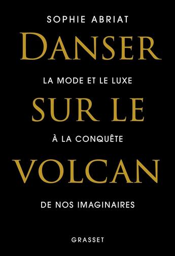 Couverture du livre « Danser sur le volcan : La mode et le luxe à la conquête de nos imaginaires » de Sophie Abriat aux éditions Grasset