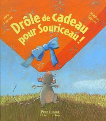 Couverture du livre « Drole de cadeau pour souriceau ! » de Sylvie Fournout aux éditions Pere Castor