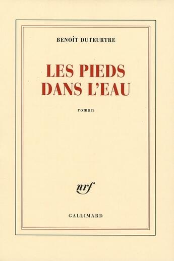 Couverture du livre « Les pieds dans l'eau » de Benoit Duteurtre aux éditions Gallimard