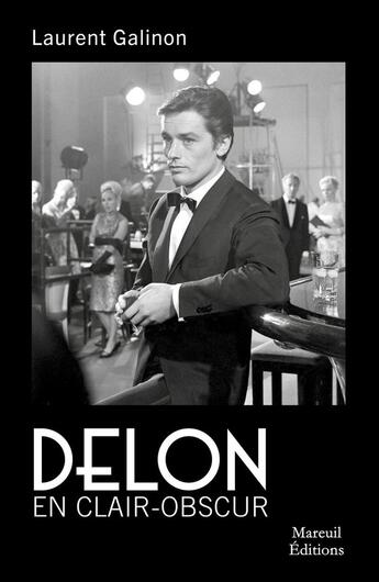 Couverture du livre « Delon en clair obscur : plein soleil sur la dernière icone du cinéma » de Laurent Galinon aux éditions Mareuil Editions