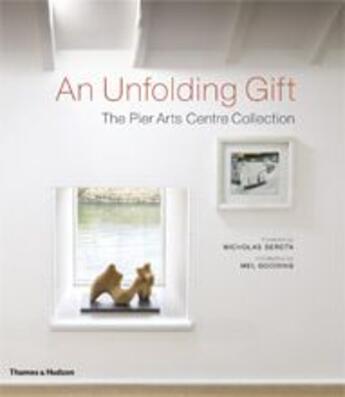 Couverture du livre « An unfolding gift ; the pier arts centre collection » de Nicolas Serota aux éditions Thames & Hudson