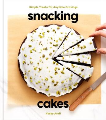 Couverture du livre « SNACKING CAKES - SIMPLE TREATS FOR ANYTIME CRAVINGS: A BAKING BOOK » de Yossy Arefi aux éditions Clarkson Potter