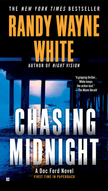 Couverture du livre « Chasing Midnight » de White Randy Wayne aux éditions Penguin Group Us