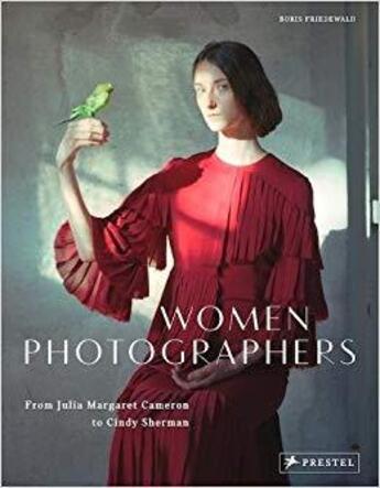 Couverture du livre « Women photographers ; from Julia Margaret Cameron to Cindy Sherman » de Boris Friedewald aux éditions Prestel