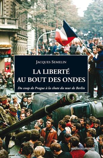 Couverture du livre « La liberté au bout des ondes ; du coup de Prague à la chute du mur de Berlin » de Jacques Semelin aux éditions Nouveau Monde