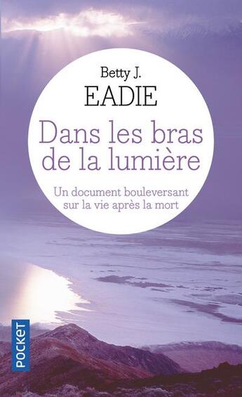Couverture du livre « Dans les bras de la lumière » de Bettie J. Eadie aux éditions Pocket