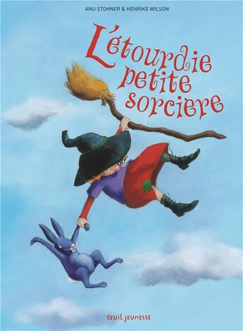 Couverture du livre « L'étourdie petite sorcière » de Henrike Wilson et Anu Stohner aux éditions Seuil Jeunesse