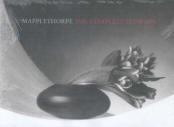 Couverture du livre « Mapplethorpe ; the complete flowers » de Robert Mapplethorpe aux éditions Teneues - Livre