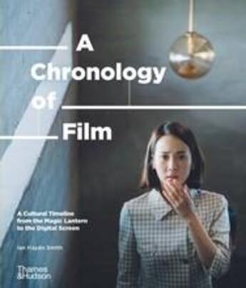 Couverture du livre « A chronology of film a cultural timeline from the magic lantern to the digital screen » de Ian Haydn Smith aux éditions Thames & Hudson