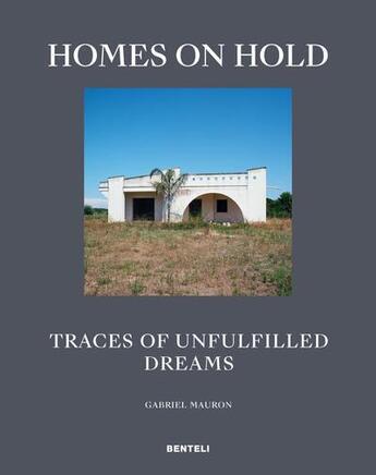 Couverture du livre « Homes on hold : traces of unfulfilled dreams » de Gabriel Mauron aux éditions Benteli