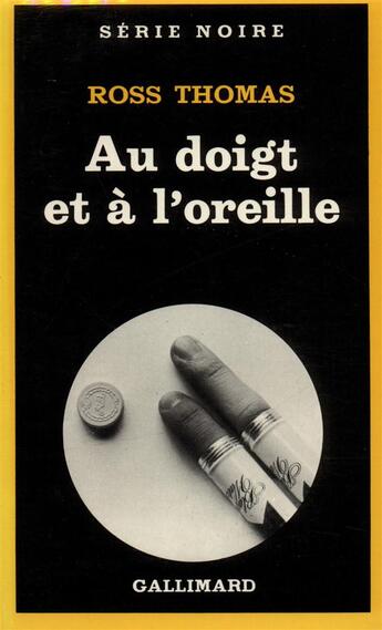 Couverture du livre « Au doigt et à l'oreille » de Ross Thomas aux éditions Gallimard