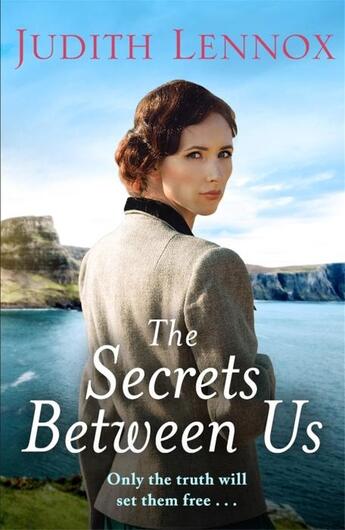 Couverture du livre « THE SECRETS BETWEEN US » de Judith Lennox aux éditions Headline