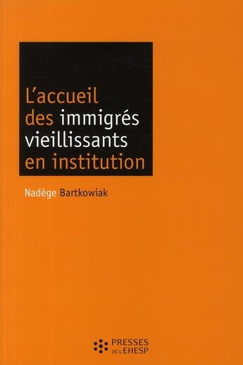 Couverture du livre « L'accueil des immigrés vieillissants en institution » de Nadege Bartkowiak aux éditions Ehesp