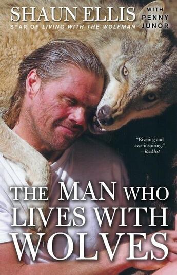 Couverture du livre « THE MAN WHO LIVES WITH WOLVES » de Ellis, Shaun/ Junor, Penny aux éditions Broadway Books