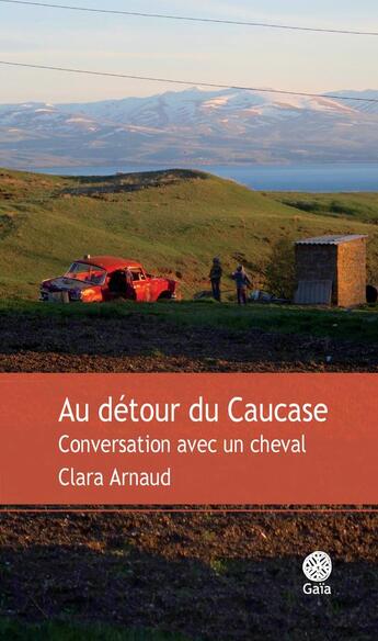 Couverture du livre « Au détour du Caucase ; conversations avec un cheval » de Clara Arnaud aux éditions Gaia