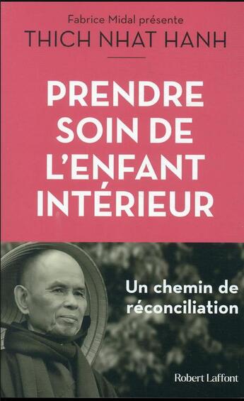 Couverture du livre « Prendre soin de l'enfant intérieur » de Nhat Hanh aux éditions Robert Laffont