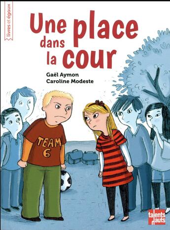 Couverture du livre « Une place dans la cour » de Gael Aymon et Caroline Modeste aux éditions Talents Hauts