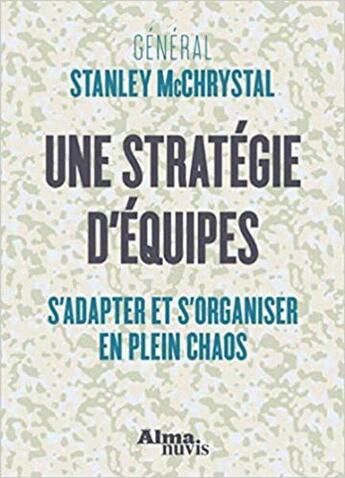 Couverture du livre « Une stratégie d'équipes : s'adapter et s'organiser en plein chaos » de Stanley Mccchrystall aux éditions Nuvis