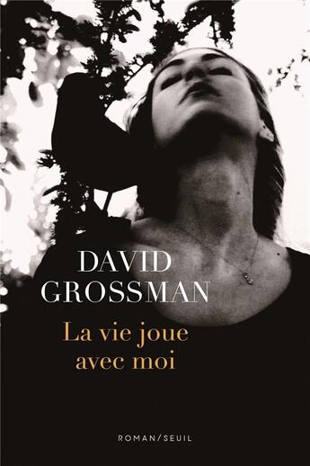 Couverture du livre « La vie joue avec moi » de David Grossman aux éditions Seuil