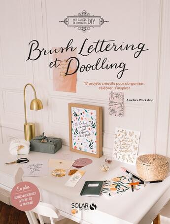 Couverture du livre « Brush lettering et doodling : 17 projets créatifs pour s'organiser, célébrer, s'inspirer » de Amelie Soutsamrane et Lucille Beuzelin aux éditions Solar