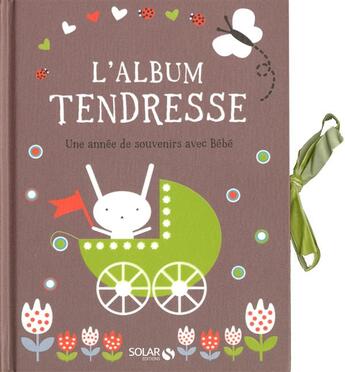 Couverture du livre « L'album tendresse ; une année de souvenirs avec Bébé » de  aux éditions Solar