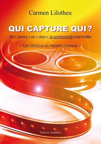 Couverture du livre « Qui capture qui ? de zooms en clics, la synchronicité s'est invitée » de Carmen Lilotheu aux éditions Amalthee