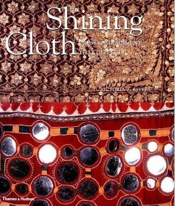 Couverture du livre « The shining cloth : dress and adornment that glitters (paperback) » de Rivers Victoria Z. aux éditions Thames & Hudson