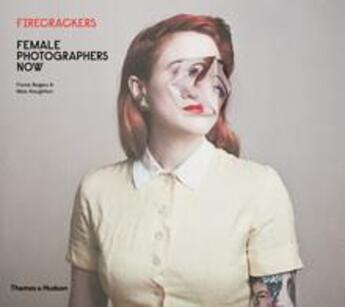 Couverture du livre « Firecrackers ; female photographers now » de Fiona Rogers et Max Houghton aux éditions Thames & Hudson